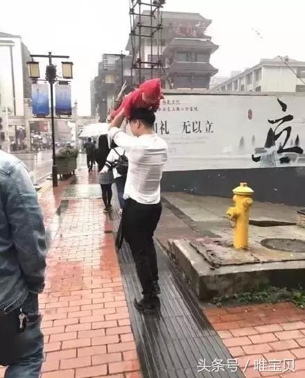 突然下暴雨,大妈直接把娃塞进这里,网友集体笑喷了