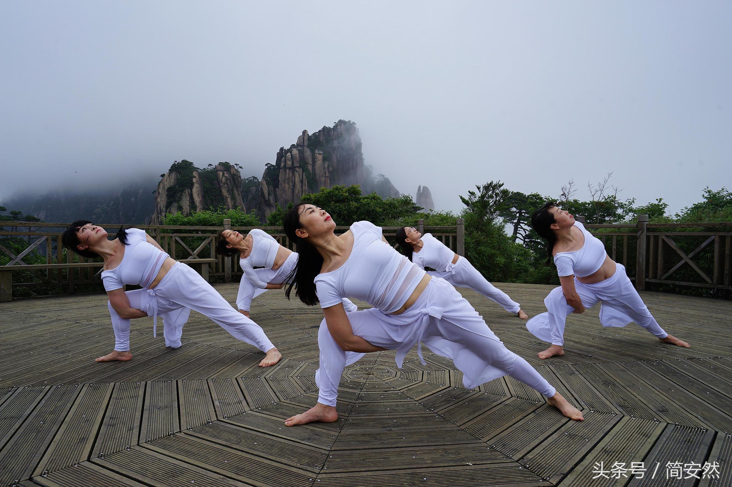 云雾缭绕人间仙境的三清山,云雾中的三清山如画般的仙境