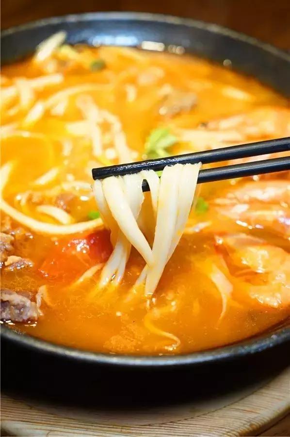 蒙眼用剪刀做面，服了！这么牛X的店居然系佛山的10年老字号！东家好吃才是硬道理！