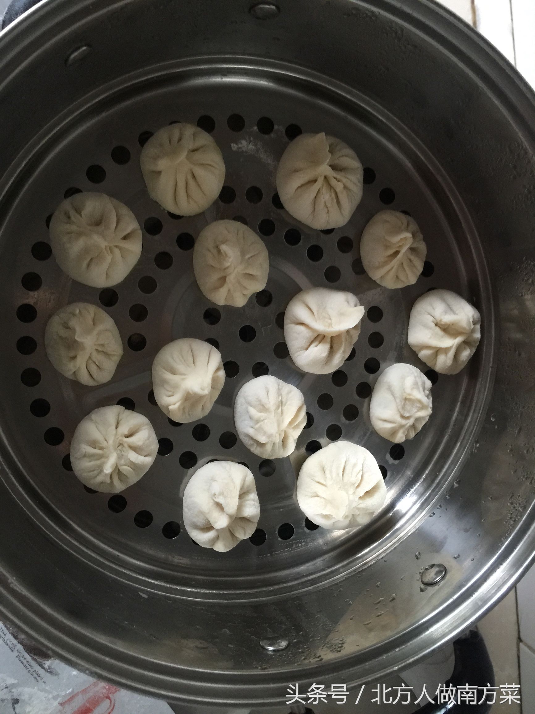 外面小笼包要6元一笼，周末自己在家动手做，好吃又实惠，一口气吃了十来个