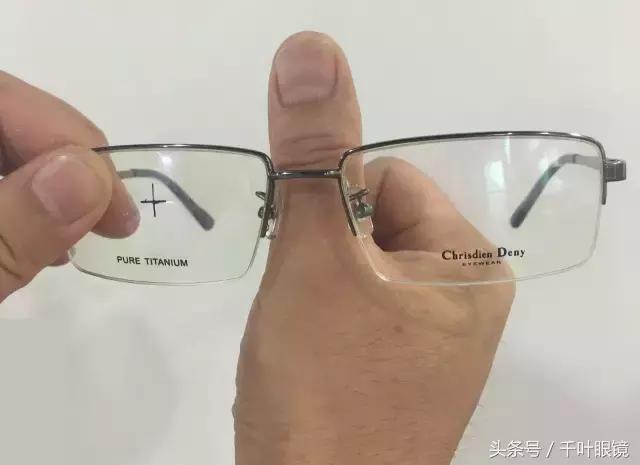 配的眼镜边缘变形,眼镜变形了怎么办可以恢复吗