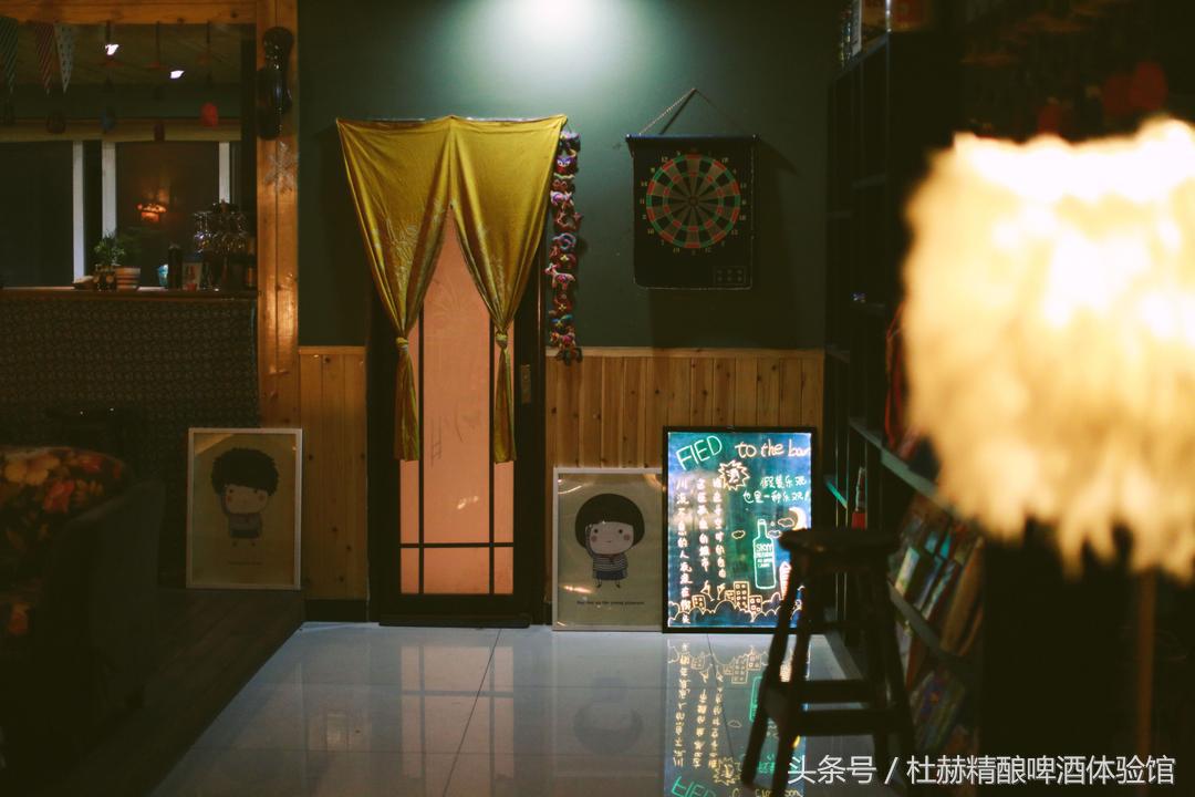 逃亡酒吧有温婉纯真的纳西族姑娘,有橙黄温暖的钨丝小吊灯,还有的,便是那陪伴旅者多年的民谣吉他