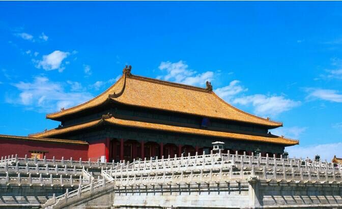 《红楼梦》书名的寓意就在书中，直指时代背景，非关哲学文化