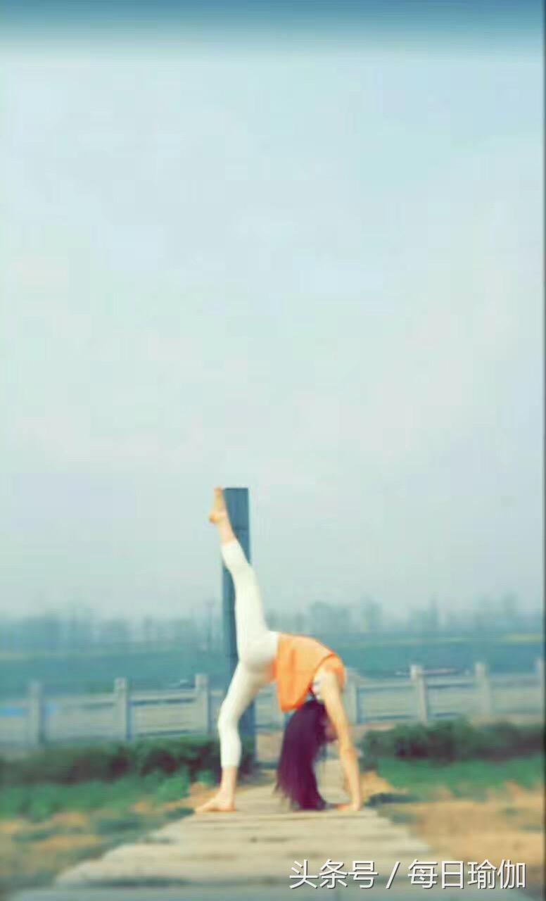 初级下犬式正确姿势分解及功效,下犬式初学者注意什么