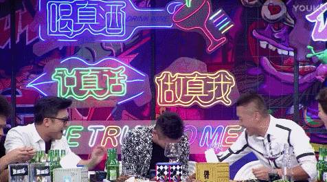 举杯呵呵喝胡海泉,胡海泉尬聊