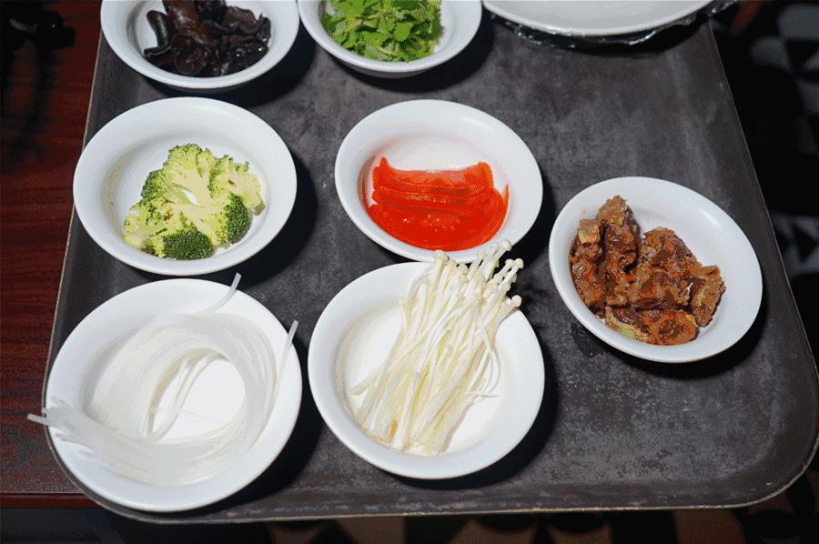 蒙眼用剪刀做面，服了！这么牛X的店居然系佛山的10年老字号！东家好吃才是硬道理！