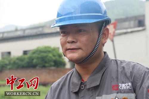 “昔日学霸”变“焊将”，有人说他“拿起焊枪就是个疯子”新闻+