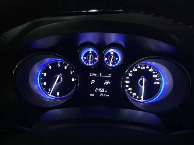 长安cs352016款1.6自动尊贵型,2016款长安cs35优缺点