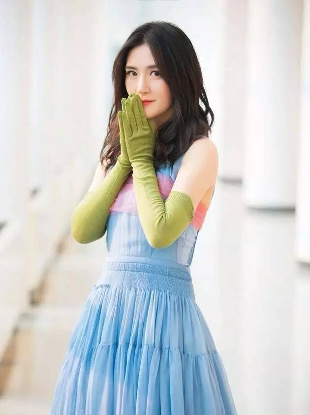 比渔网袜更猎奇的存在，杨幂谢娜领衔“袖套时尚”，前卫还是尴尬？