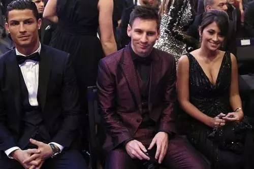 梅西30岁娶了自己爱了22年的女生,31岁篮球天才娶大10岁二婚妻子