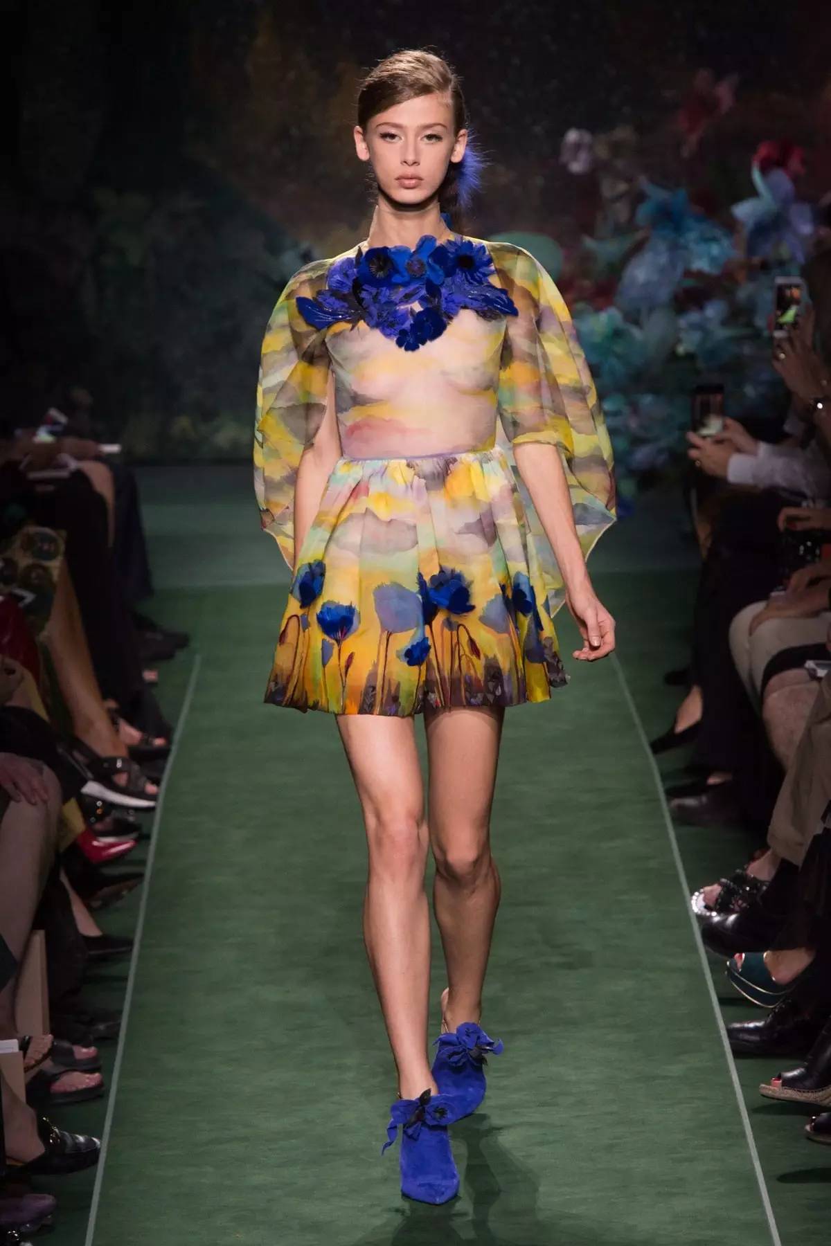 高定周报道｜Fendi：高级皮草定制的花朵幻梦