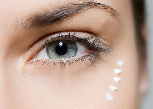 眼睛飞蚊症是怎么得,眼睛有飞蚊症该怎么治