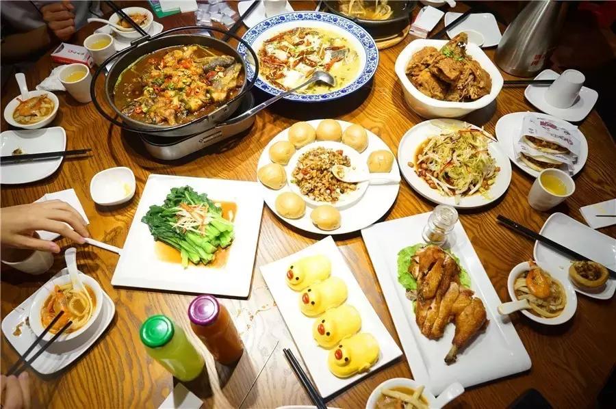 蒙眼用剪刀做面，服了！这么牛X的店居然系佛山的10年老字号！东家好吃才是硬道理！