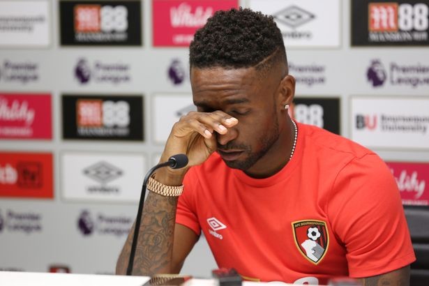 两个天使般的孩子，他们将足球带到了天堂