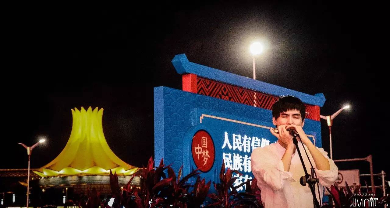 那个在航洋门口吹口琴的小哥：用音乐感谢这座城市