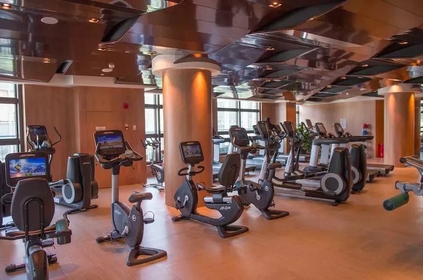 一天吃四五顿饭不长肉才怪,一天吃四顿不胖都不行