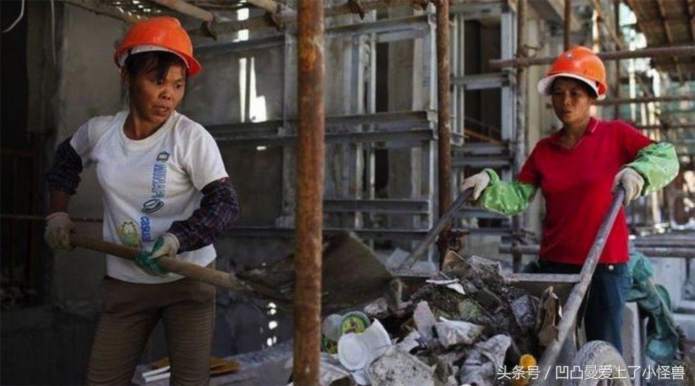 在工地上做工的女人，上班时候虽然满头大汗，然而她们下班后也是风情万种！