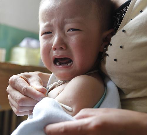 8个月宝宝打完麻风发烧了,小孩打了麻风后出疹子发烧怎么办