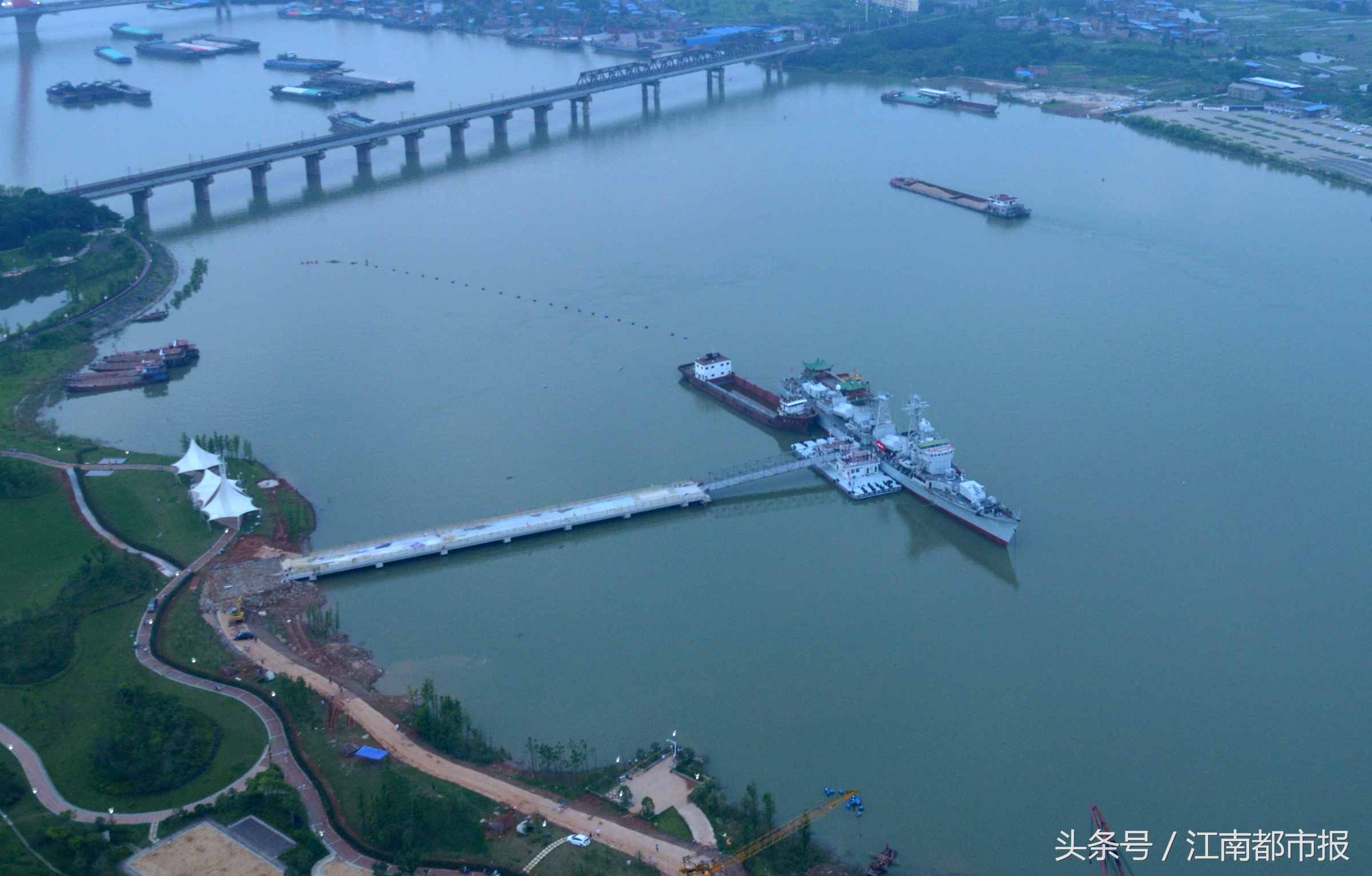 南昌舰下水视频,南昌舰回家