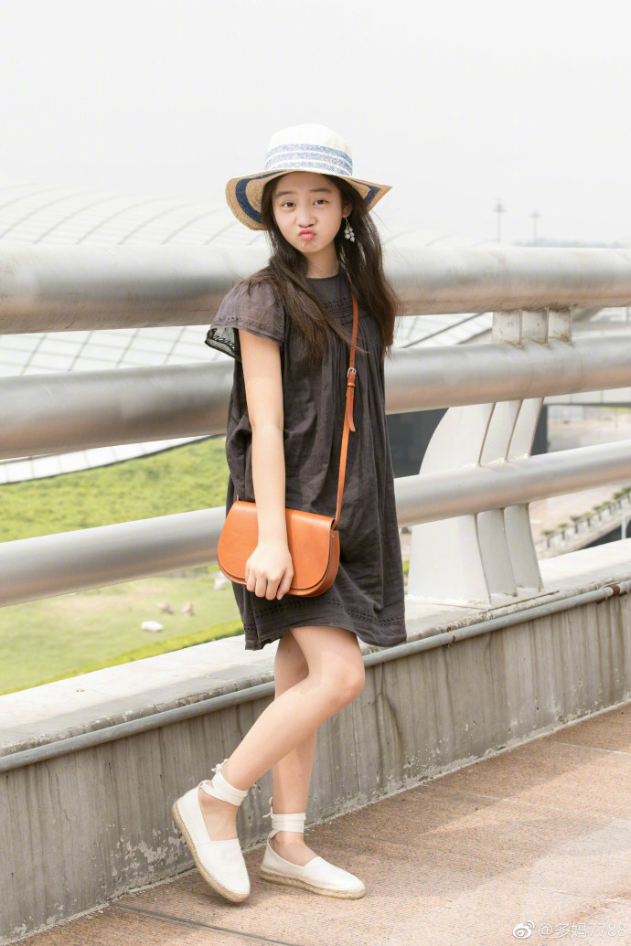 黄多多争议照,15岁黄多多近照曝光惹争议