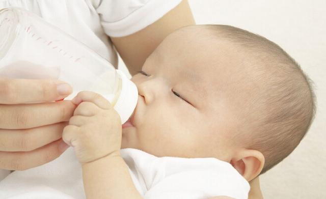 母乳喂养怕宝宝吃不饱怎么办,一个多月的宝宝喂太饱有影响吗