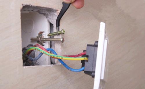 插座底盒没有螺丝孔咋办,插座底盒没有放正怎么办