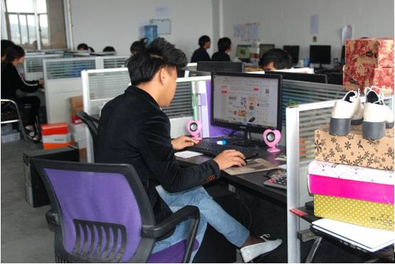 80后夫妻鞋都路艰苦创业：开网店1年内卖鞋3万双