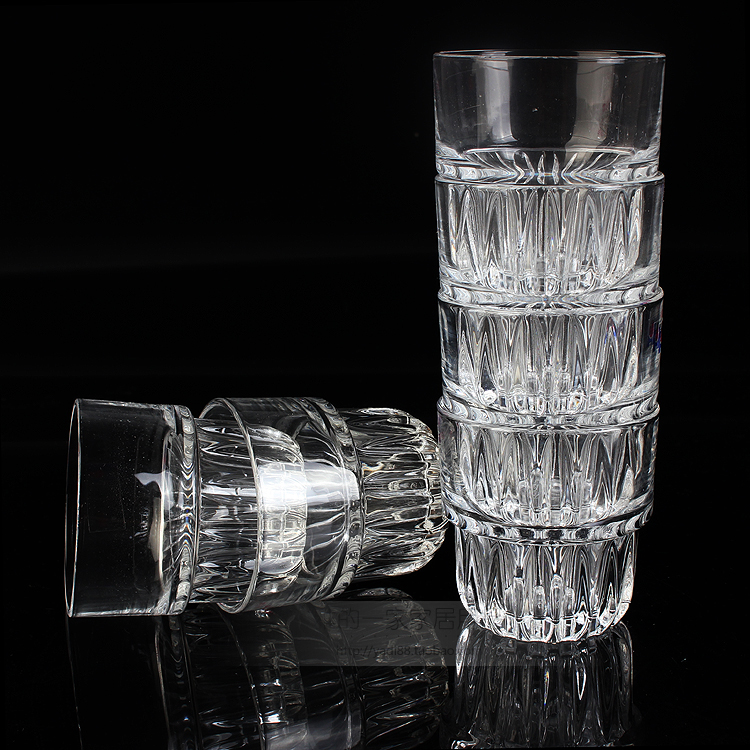 还用蛮力分开重叠的玻璃杯?只要在杯里加点它,轻轻一拧就分开了