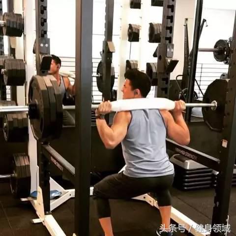 教你学会如何正确地深蹲,一个动作检测你的深蹲是否标准