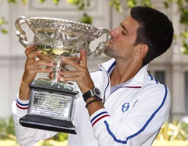 为什么打网球一定要穿裙子,足球员为什么带手表