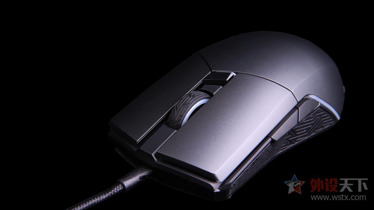 小手玩家的福音，玩家国度这款电竞鼠标针对中小手型设计，拥有便捷的可更换微动和侧键功能