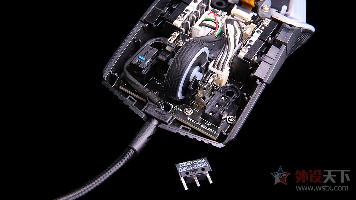 小手玩家的福音，玩家国度这款电竞鼠标针对中小手型设计，拥有便捷的可更换微动和侧键功能