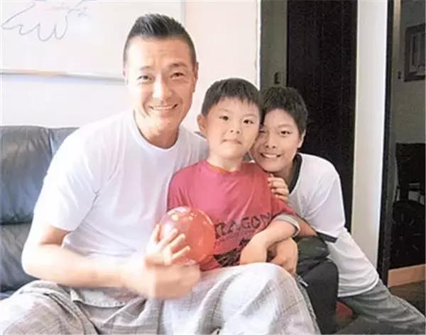 还记得《古惑仔3》被乌鸦拍照的方婷吗？前夫是成龙保镖卢惠光