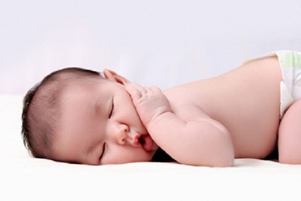 宝宝哭闹脸上起湿疹怎么回事,婴儿脖子有湿疹会一碰就哭闹