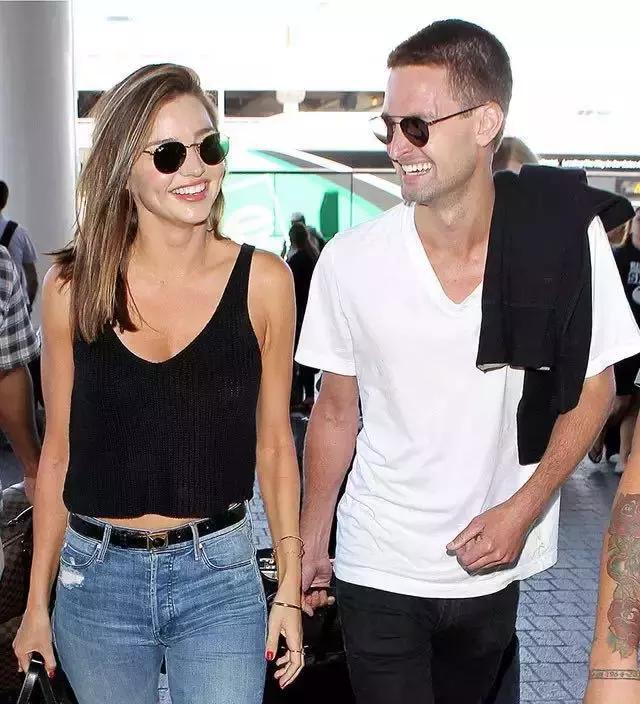 34岁带孩子嫁给年轻小伙,27岁二婚带娃嫁给大10岁宠妻大叔