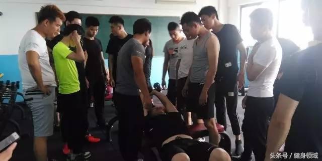 教你学会如何正确地深蹲,别听教练的危言耸听