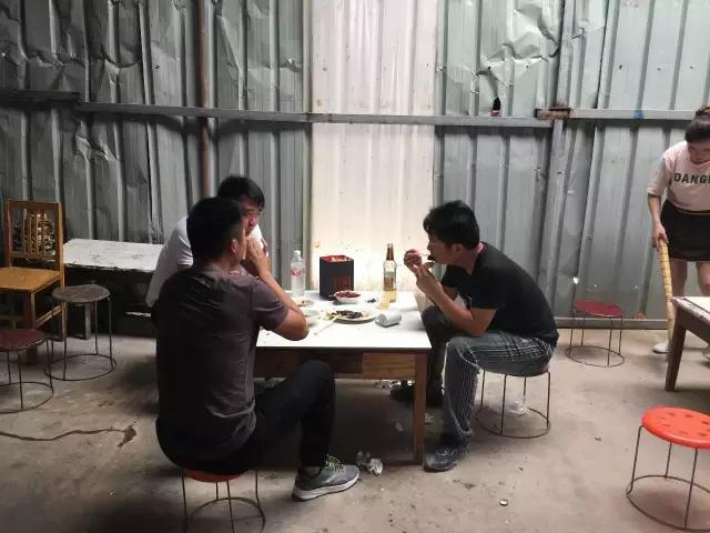 如果你到了内黄，看那些灌肠摊前，一个个吃灌肠人的吃相，就是不饿，也会忍不住前去来一碗！