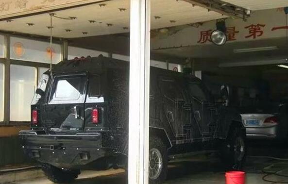 土豪开着1500万的超级越野车去洗车，洗车工：这装甲车得加钱才行