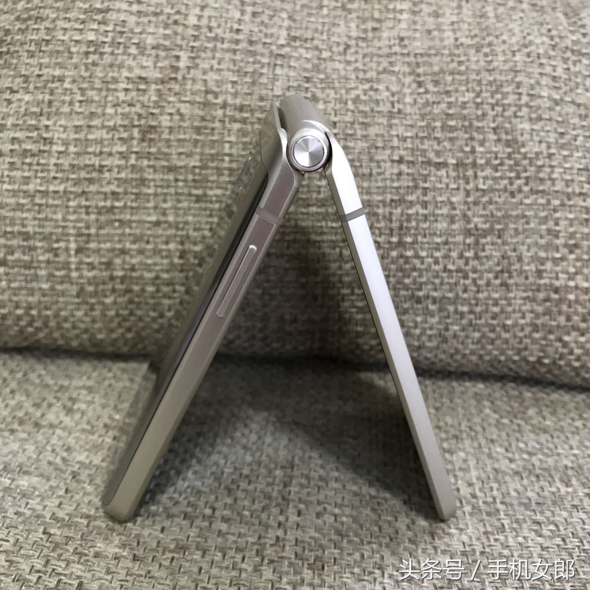 三星w2016翻盖手机,三星w2016翻盖手机当时多少钱