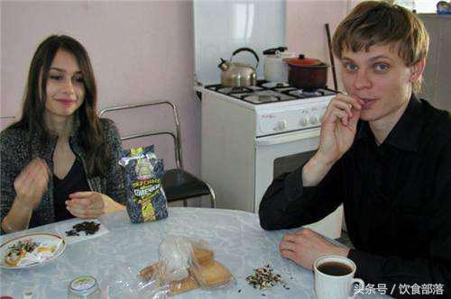 外国人怎么吃瓜子,中国人和外国人吃瓜子的区别