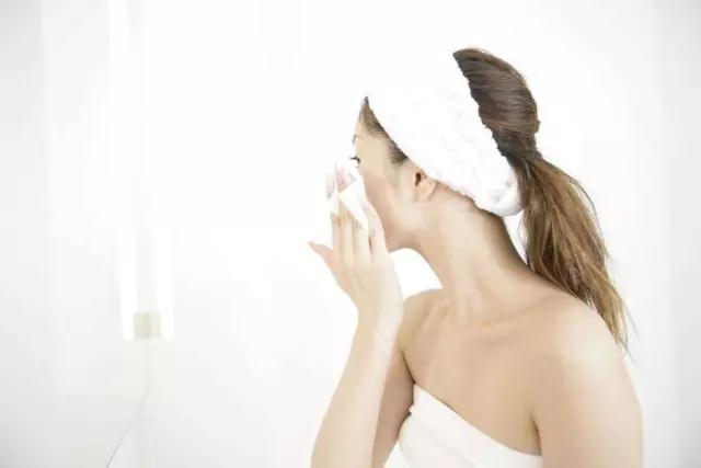 怎样清洁脸部毛孔里的脏东西,新生活脸部清洁手法教程视频