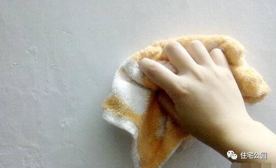 墙体发霉返潮的原因,墙体发霉返碱涂刷