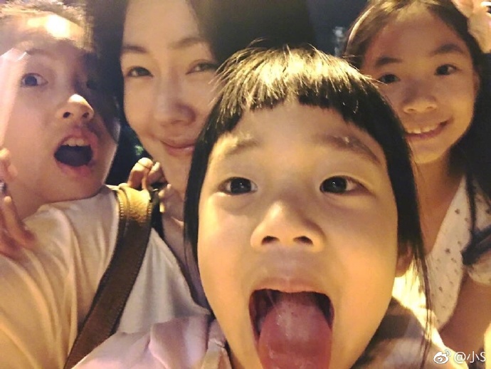 当年被骂惨的《会有天使替我爱你》女主如今减肥成功神角度撞脸奶茶妹妹，女儿“开心”与小S女儿像双胞胎？