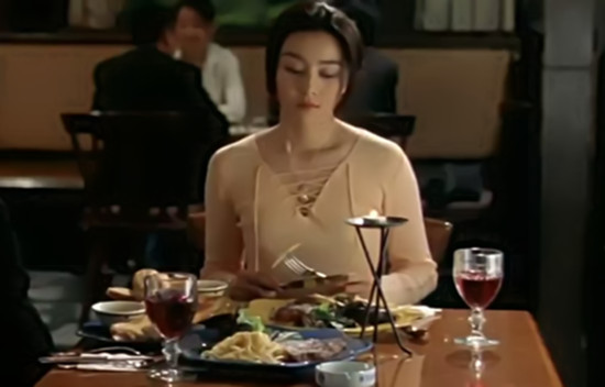 他是周星驰的*用御**龙套，老婆捧红了范冰冰，儿子居然是90后影帝