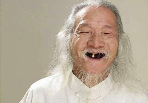 中老年人蛀牙太多怎么办,成年人龋齿有必要治吗