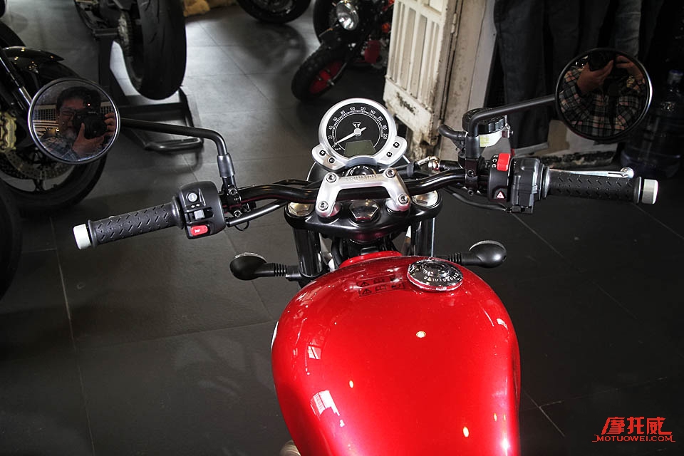 凯旋bonneville1200,凯旋bonneville红色