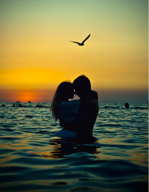 情人节在海边遇清纯女孩主动示爱，低头欲吻她时她却问了奇怪问题