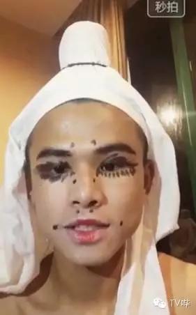 靠一只马克笔化妆为人间*物尤**！深扒网红艾克里里和他的娇喘助理！