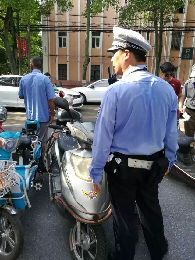 「城事」热浪滚滚仍坚守他们在浦东迎接着“烤”验→