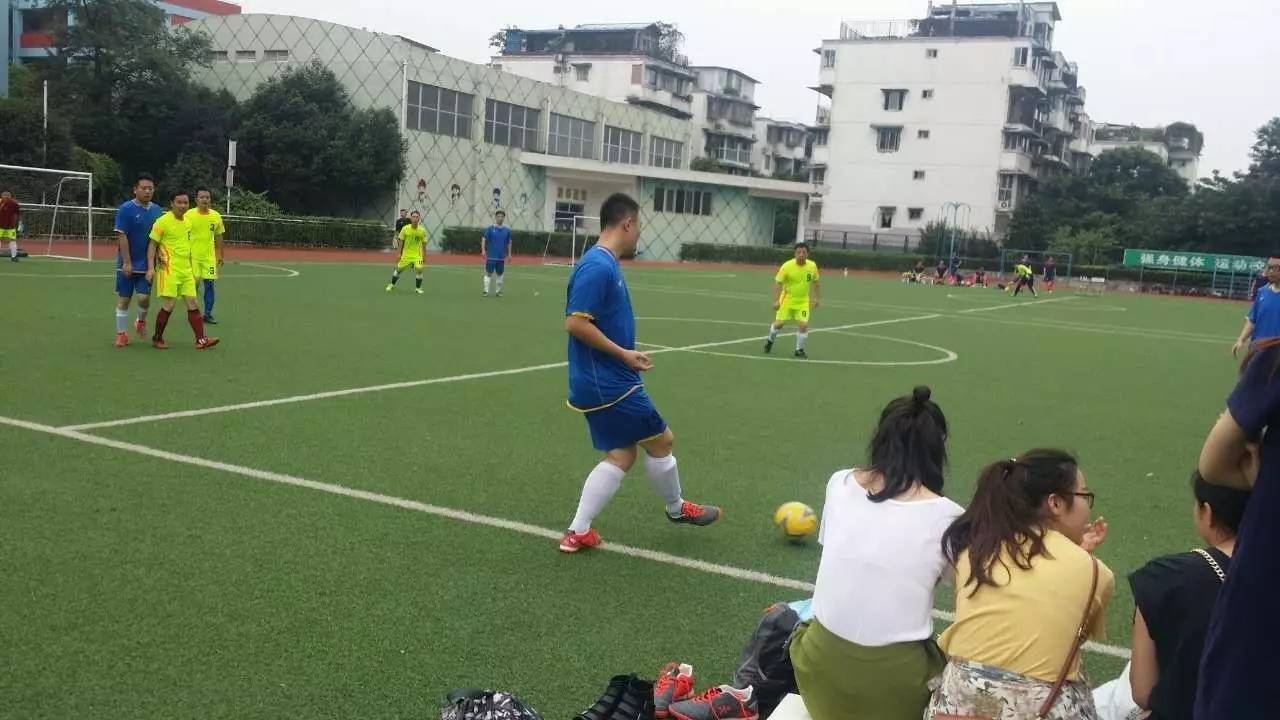 看足球运动员颜值,看见中国队出场小孩子激动